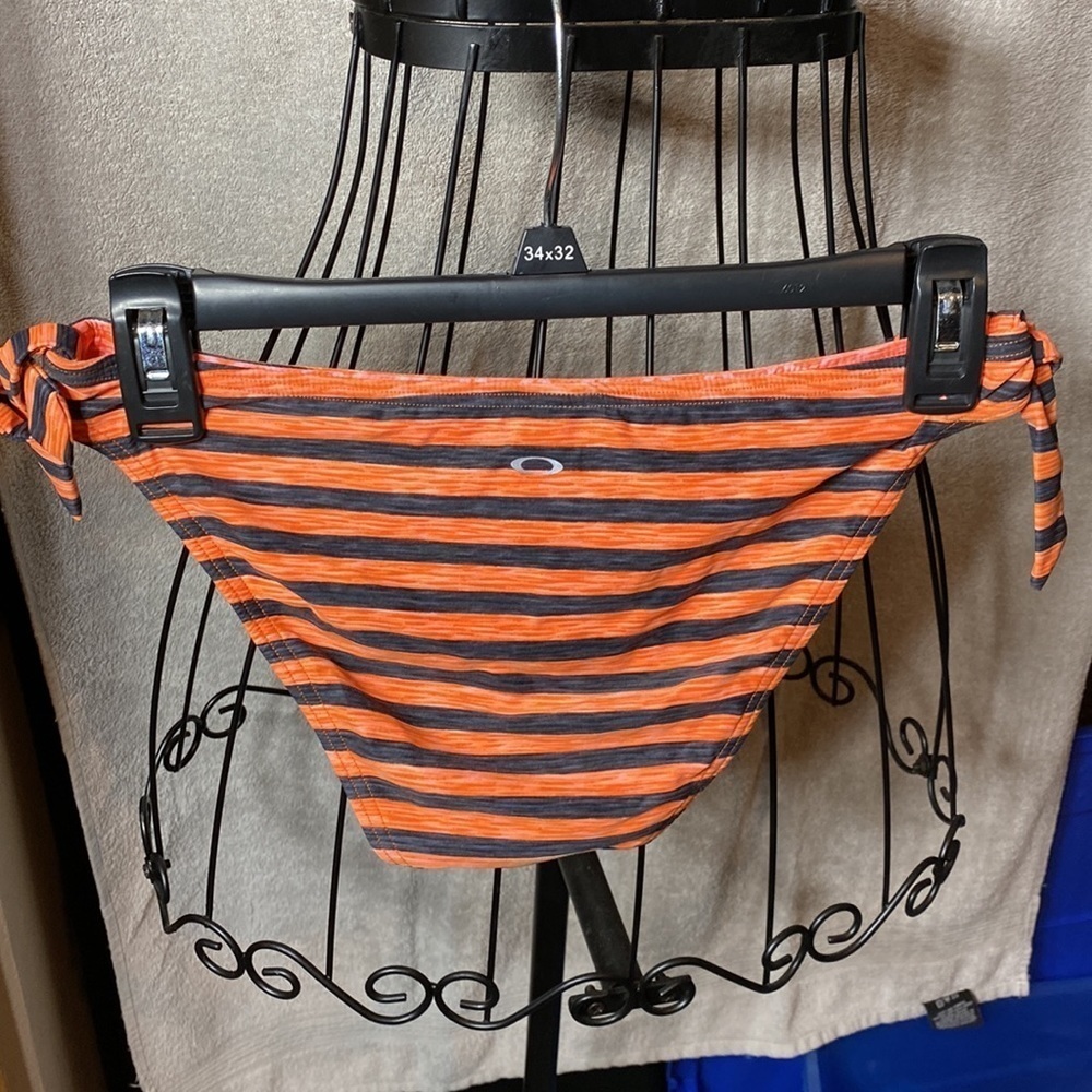 Oakley swimsuit bottoms🏖​​​ - Picture 2 of 5